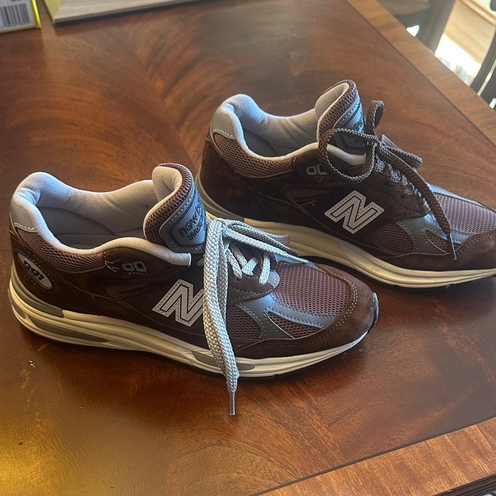 New Balance Men's Brown and Gray Athletic Sneakers